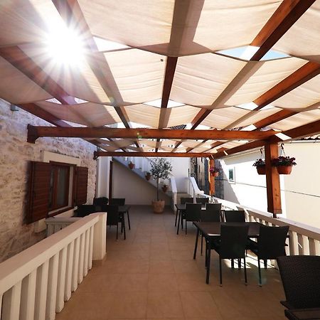 Apartmani Dvor Betina Betina  Esterno foto