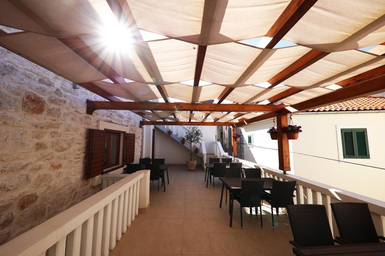 Apartmani Dvor Betina Betina  Esterno foto