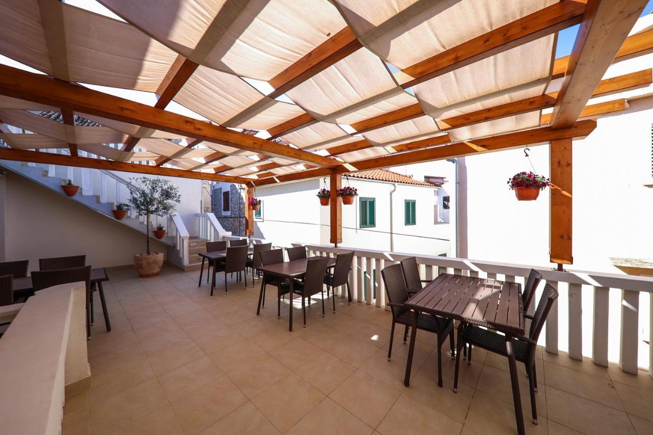 Apartmani Dvor Betina Betina  Esterno foto