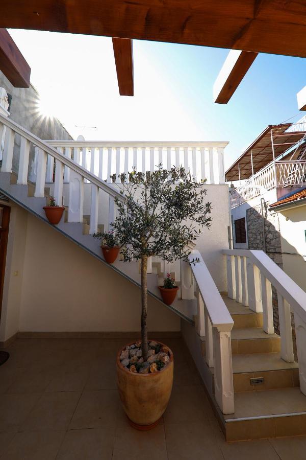 Apartmani Dvor Betina Betina  Esterno foto