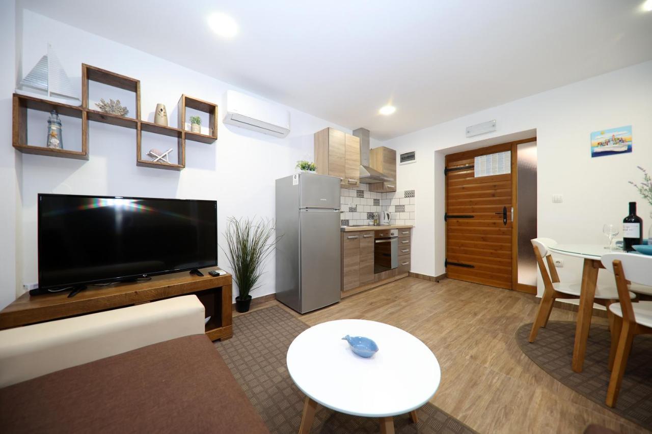 Apartmani Dvor Betina Betina  Esterno foto