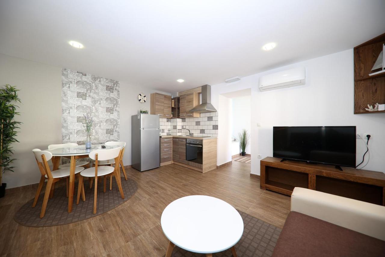 Apartmani Dvor Betina Betina  Esterno foto
