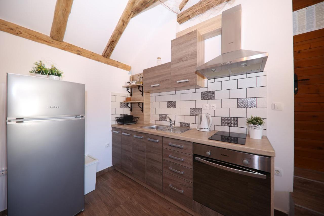 Apartmani Dvor Betina Betina  Esterno foto