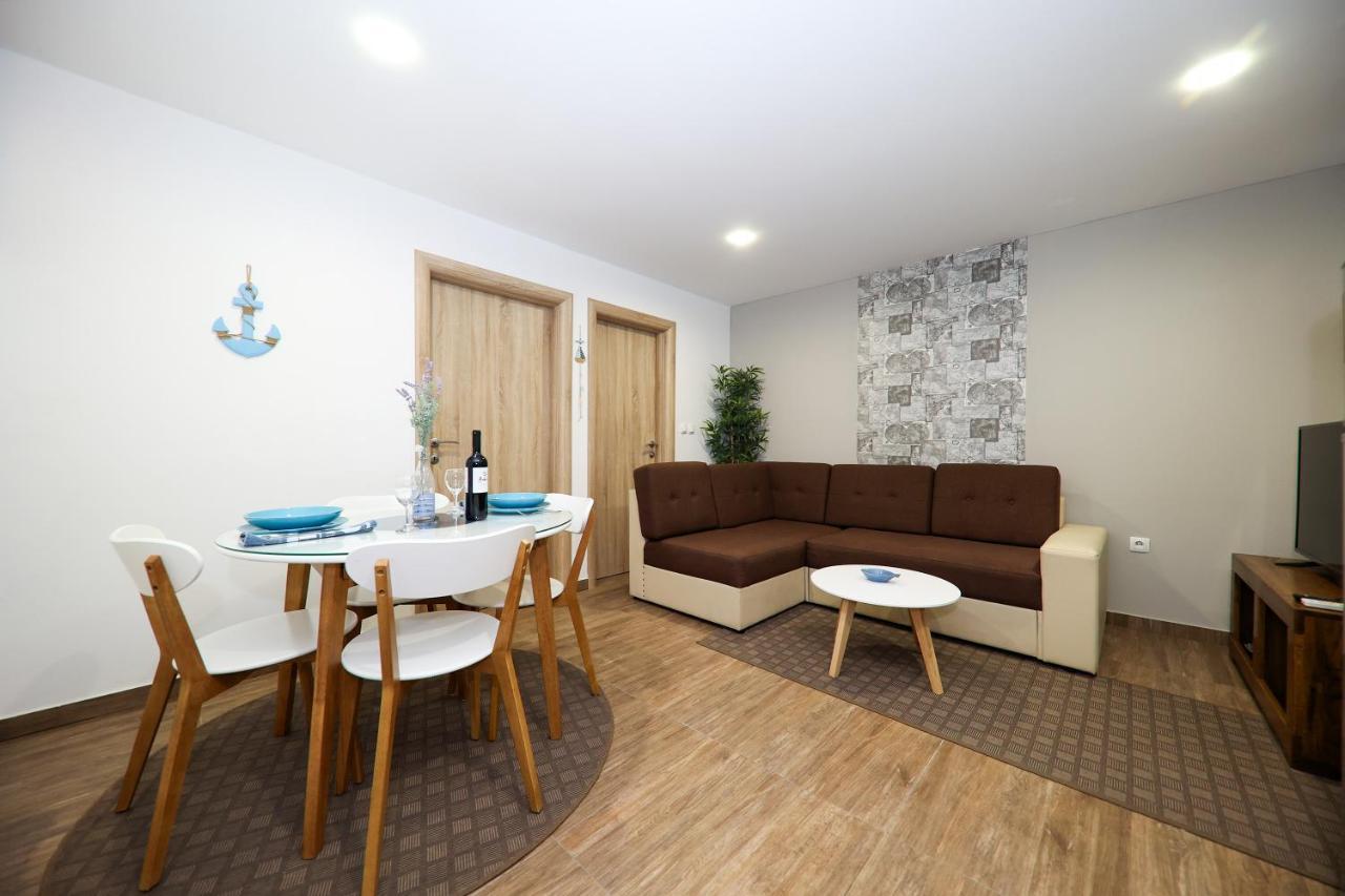 Apartmani Dvor Betina Betina  Esterno foto