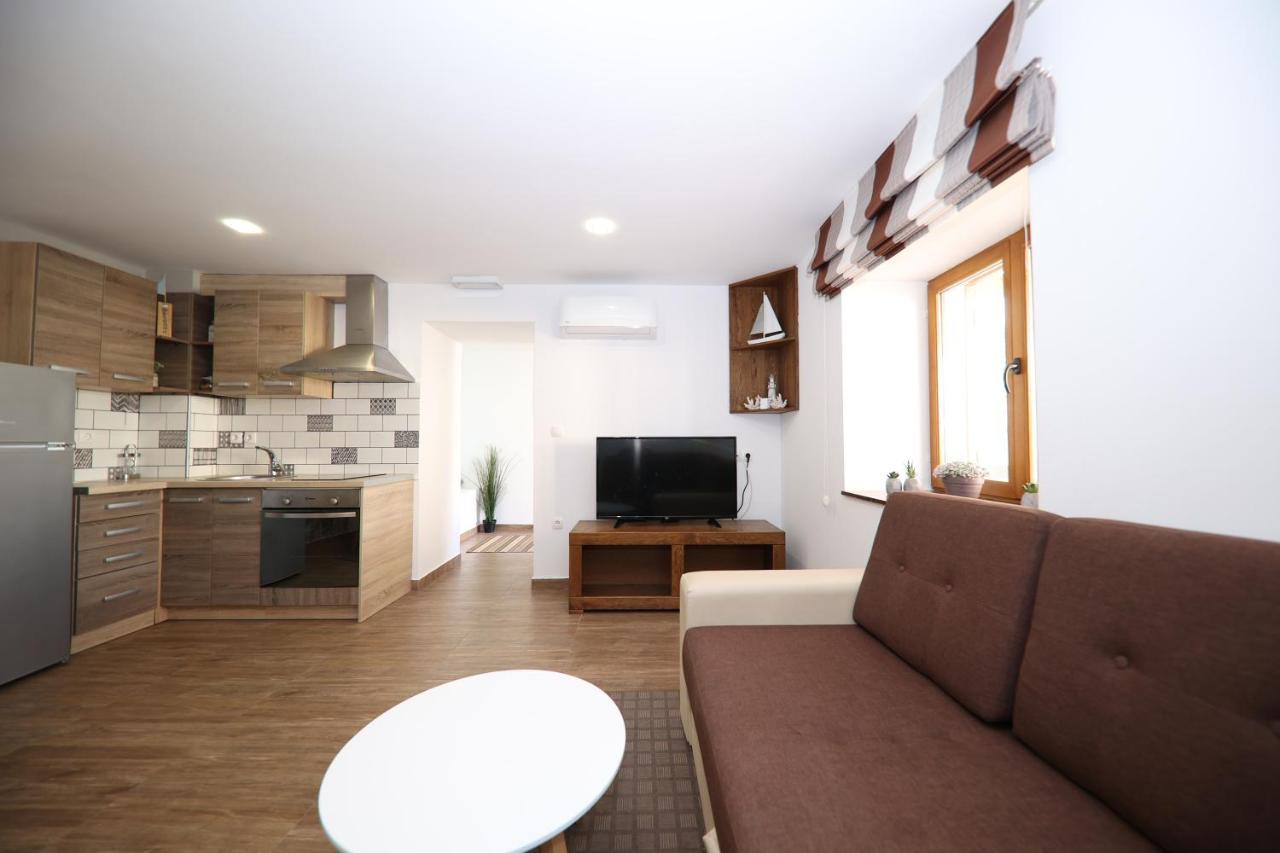 Apartmani Dvor Betina Betina  Esterno foto