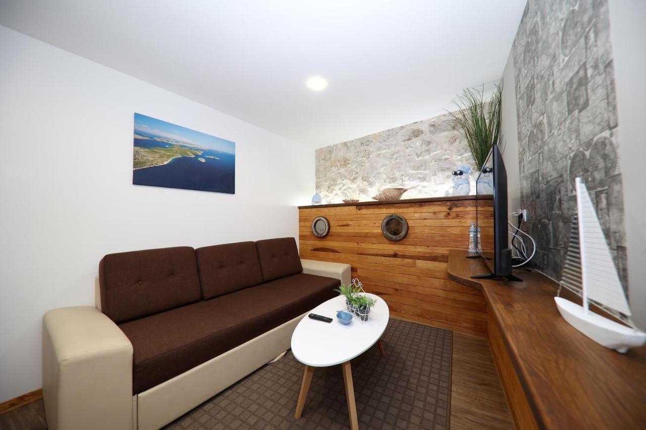 Apartmani Dvor Betina Betina  Esterno foto