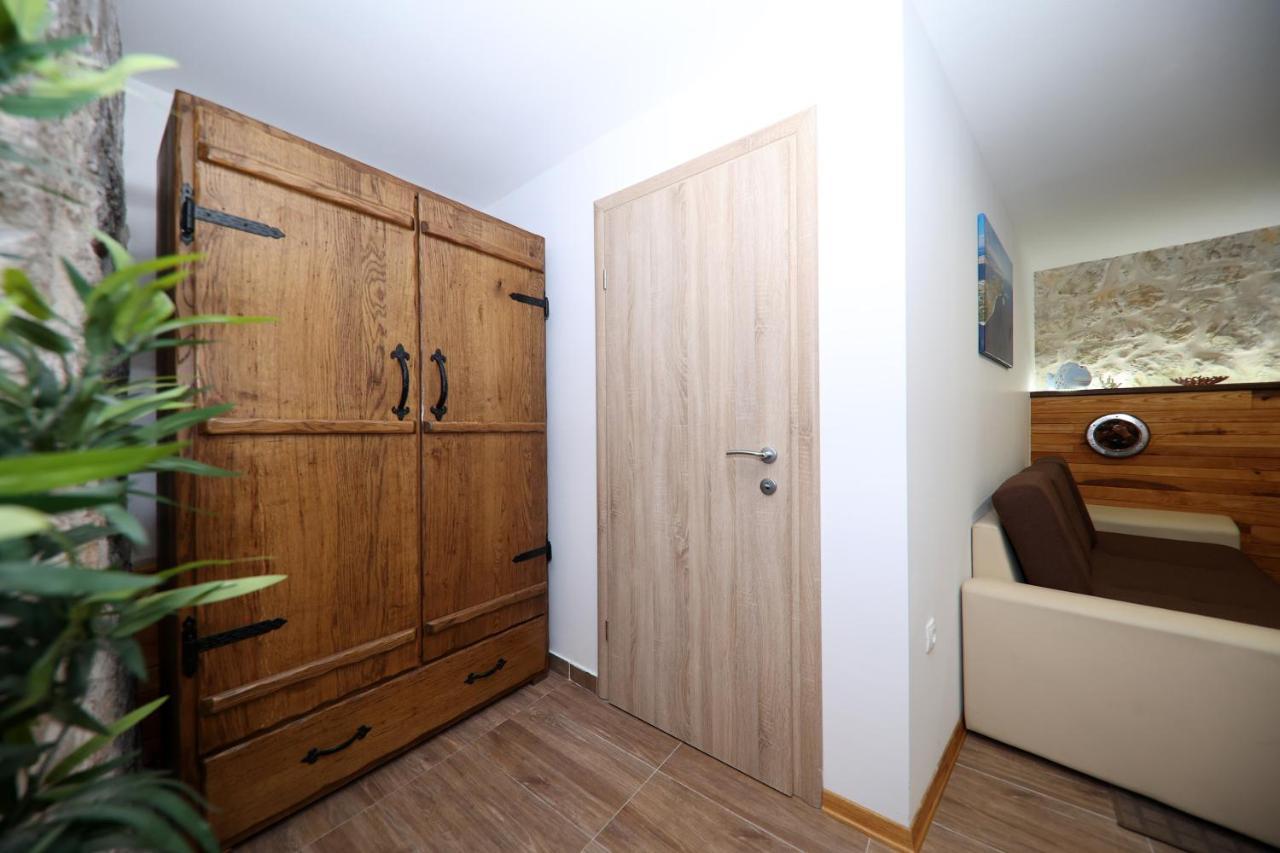 Apartmani Dvor Betina Betina  Esterno foto