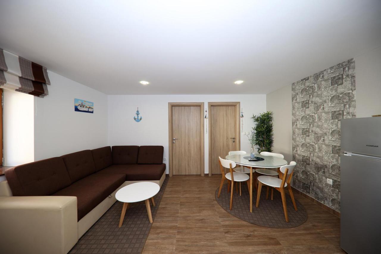 Apartmani Dvor Betina Betina  Esterno foto
