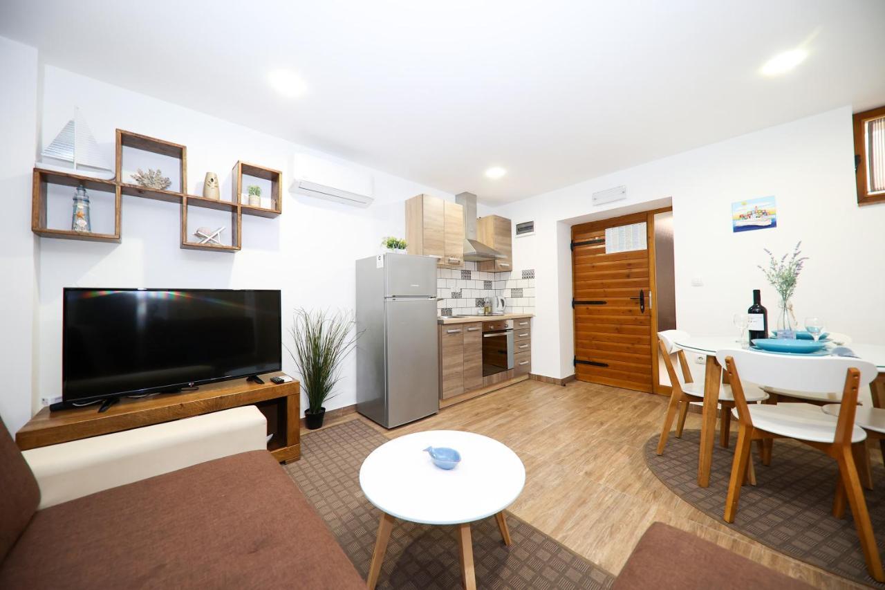 Apartmani Dvor Betina Betina  Esterno foto