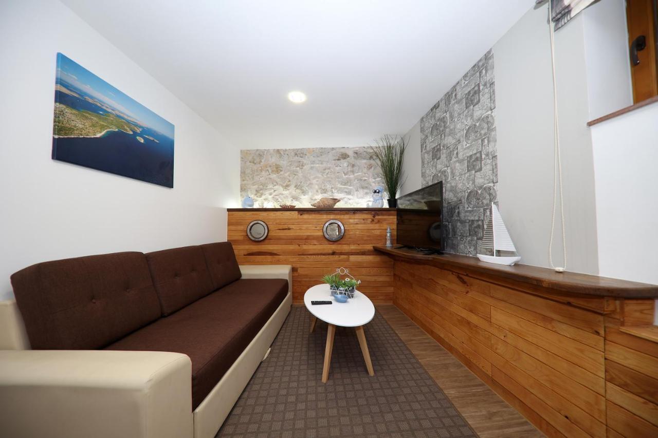 Apartmani Dvor Betina Betina  Esterno foto