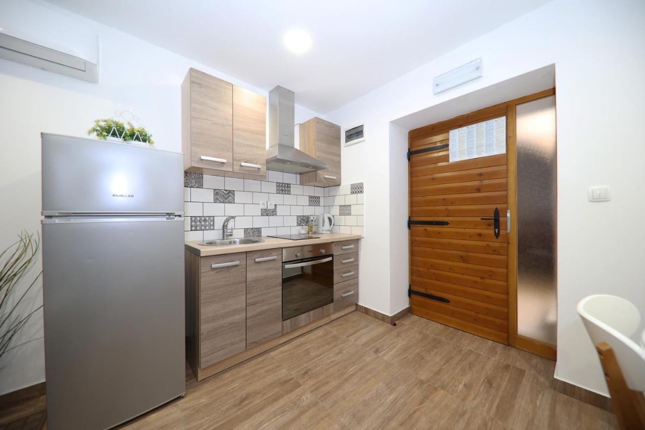 Apartmani Dvor Betina Betina  Esterno foto