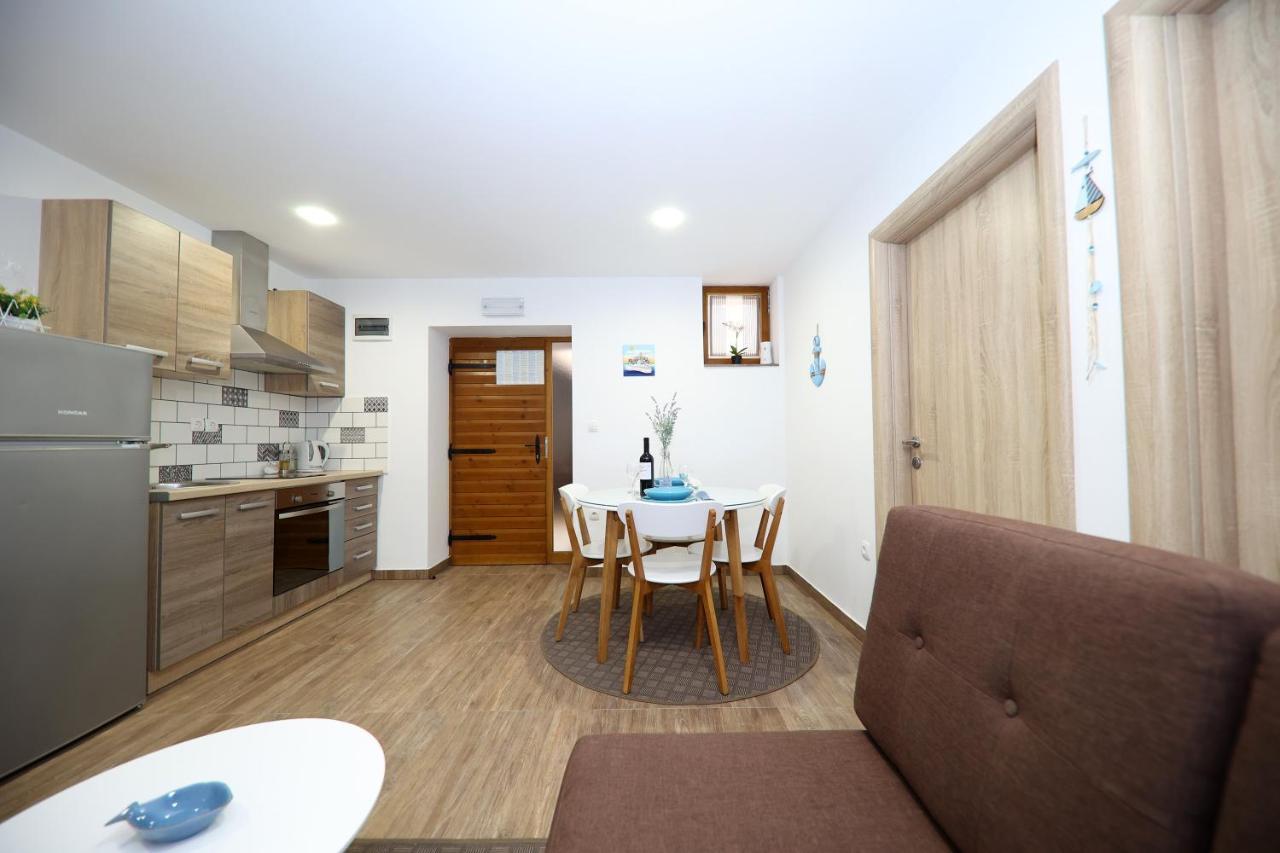 Apartmani Dvor Betina Betina  Esterno foto
