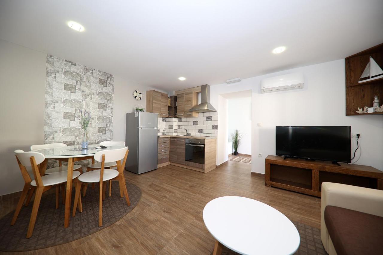 Apartmani Dvor Betina Betina  Esterno foto