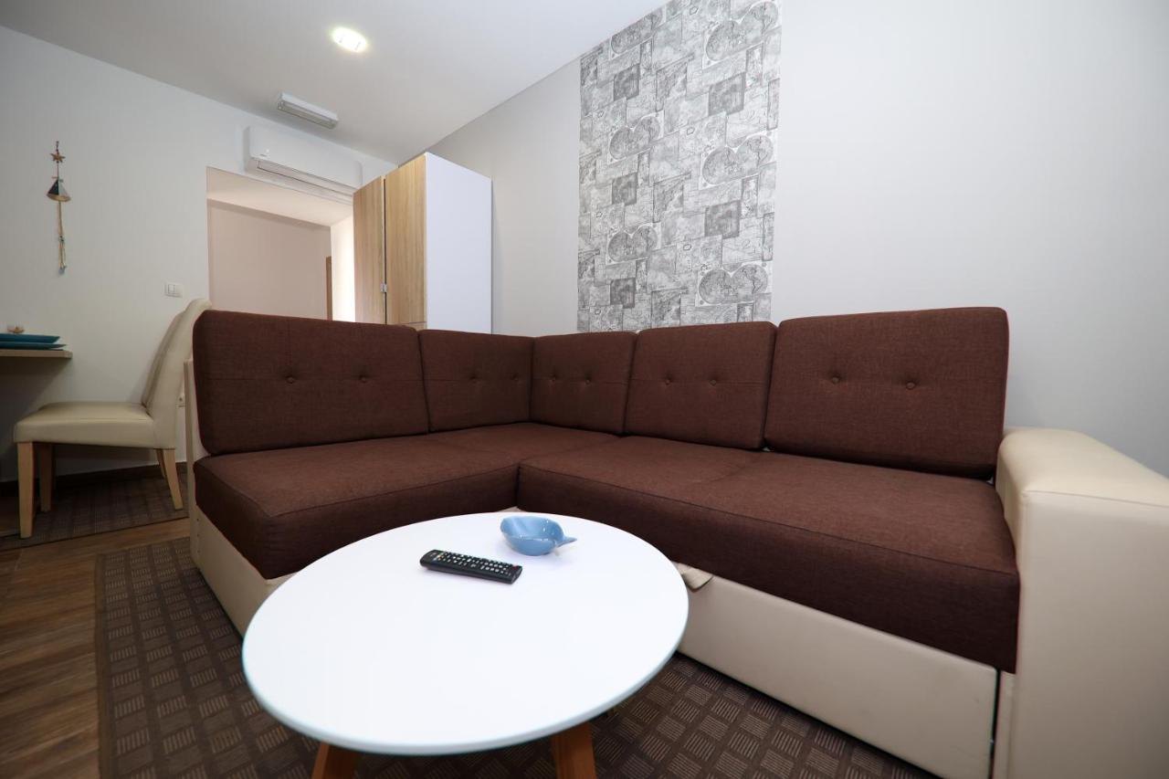 Apartmani Dvor Betina Betina  Esterno foto