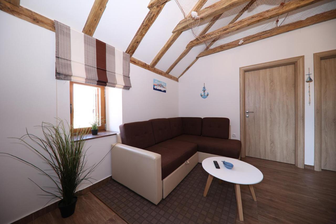 Apartmani Dvor Betina Betina  Esterno foto