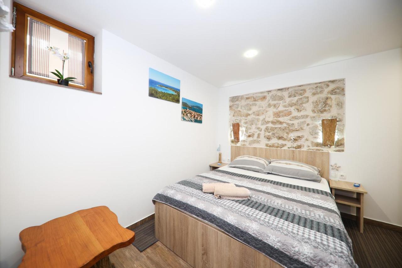 Apartmani Dvor Betina Betina  Esterno foto