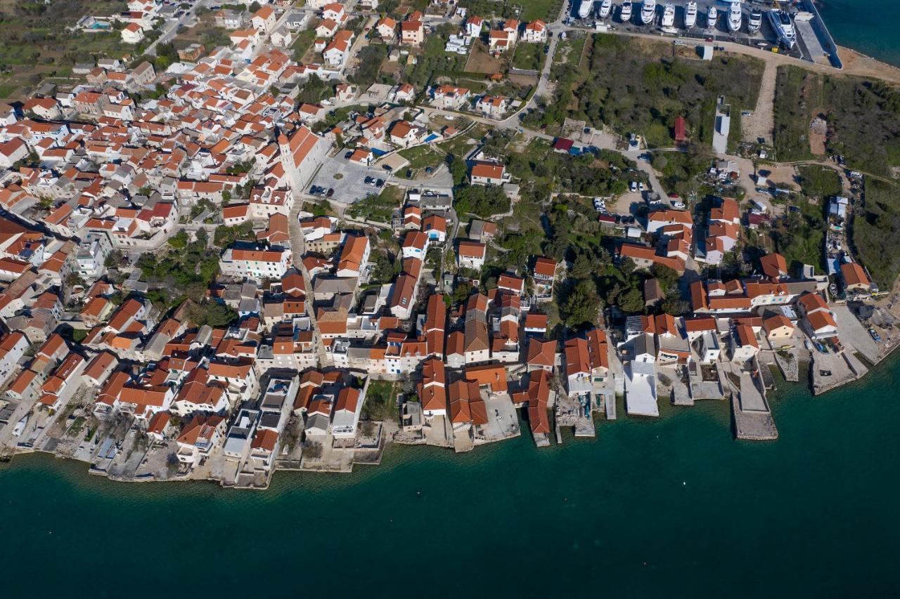 Apartmani Dvor Betina Betina  Esterno foto