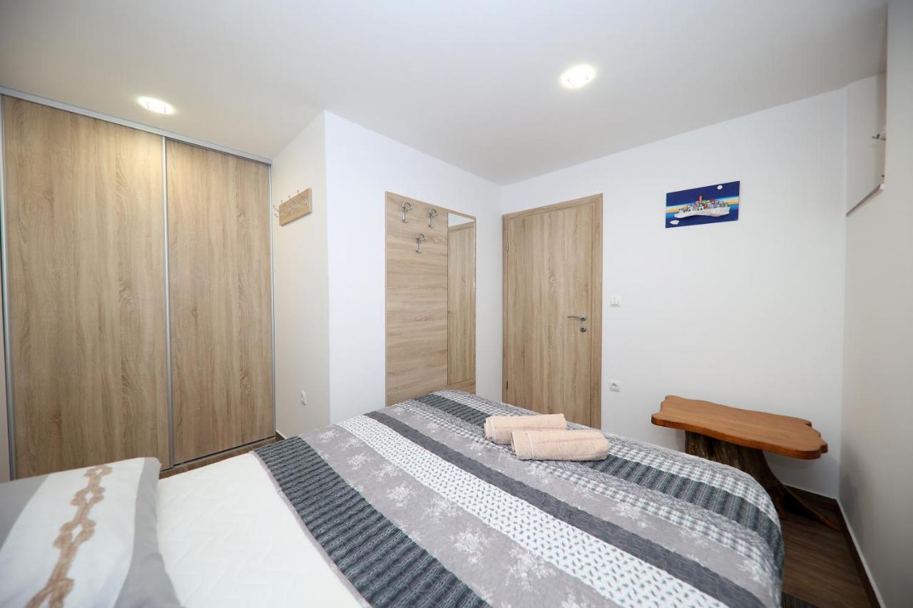 Apartmani Dvor Betina Betina  Esterno foto