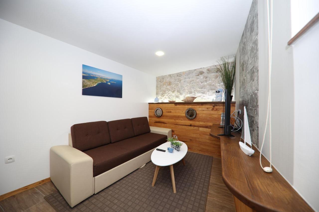 Apartmani Dvor Betina Betina  Esterno foto