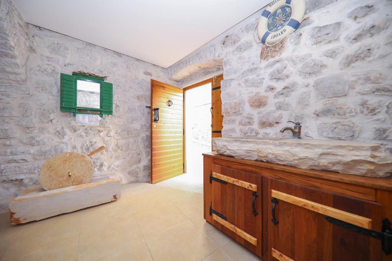 Apartmani Dvor Betina Betina  Esterno foto
