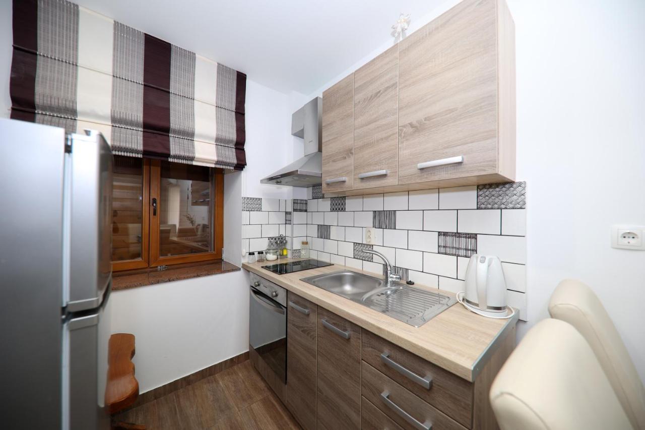 Apartmani Dvor Betina Betina  Esterno foto