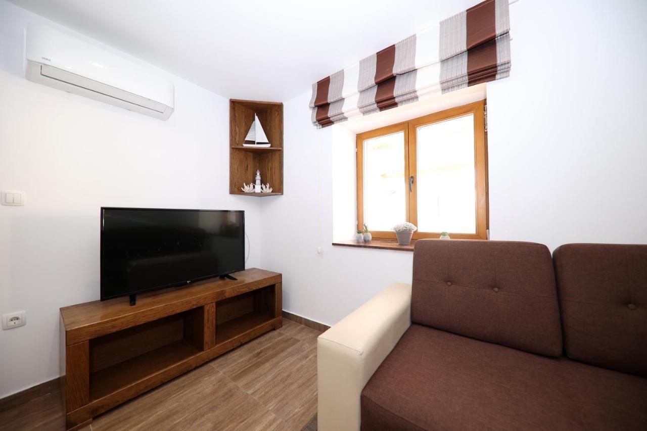 Apartmani Dvor Betina Betina  Esterno foto