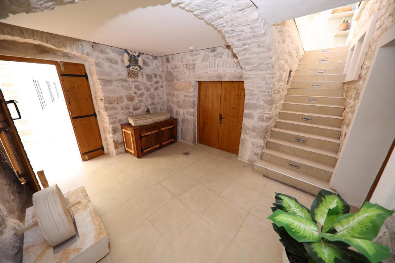 Apartmani Dvor Betina Betina  Esterno foto