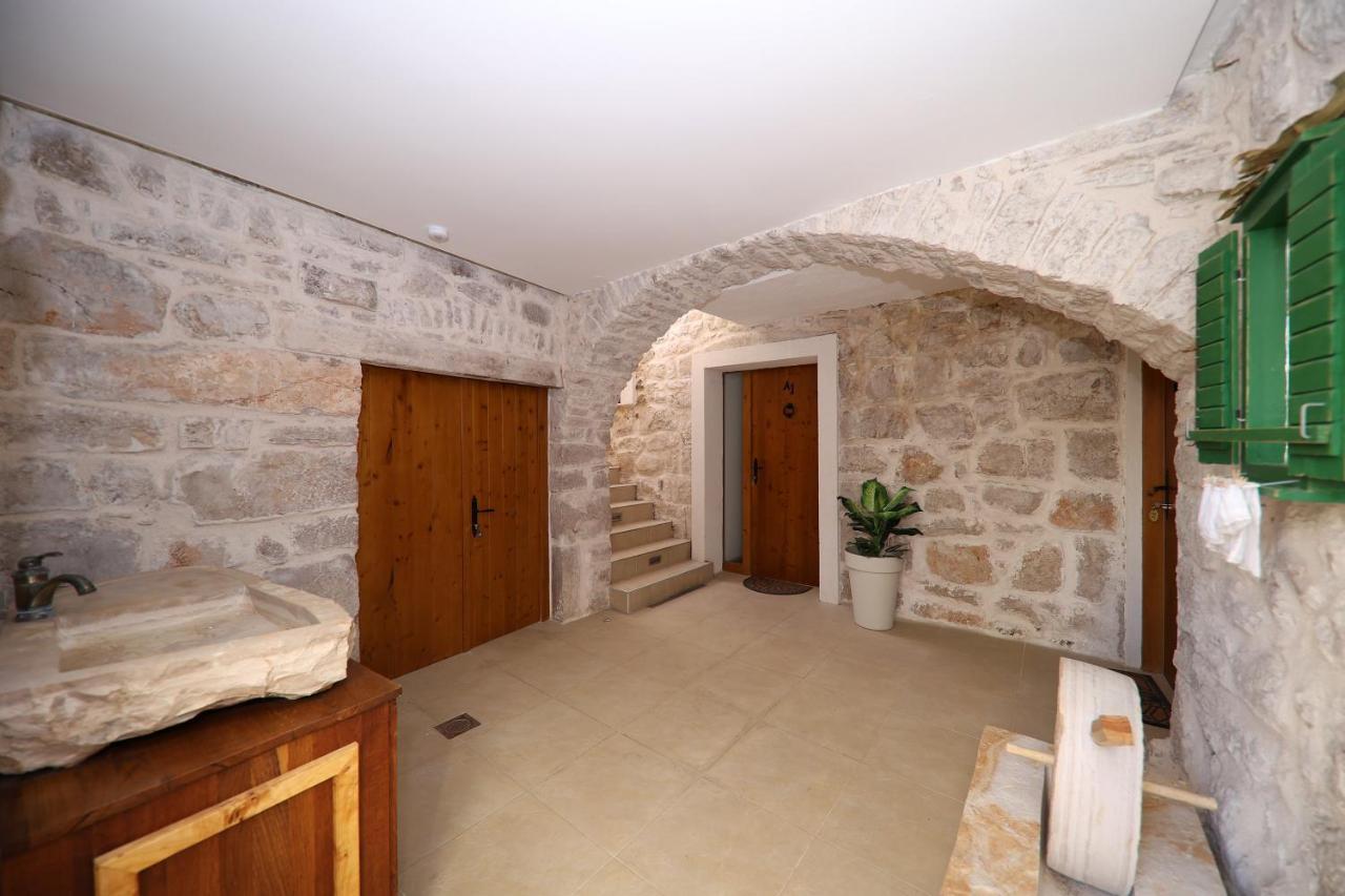 Apartmani Dvor Betina Betina  Esterno foto