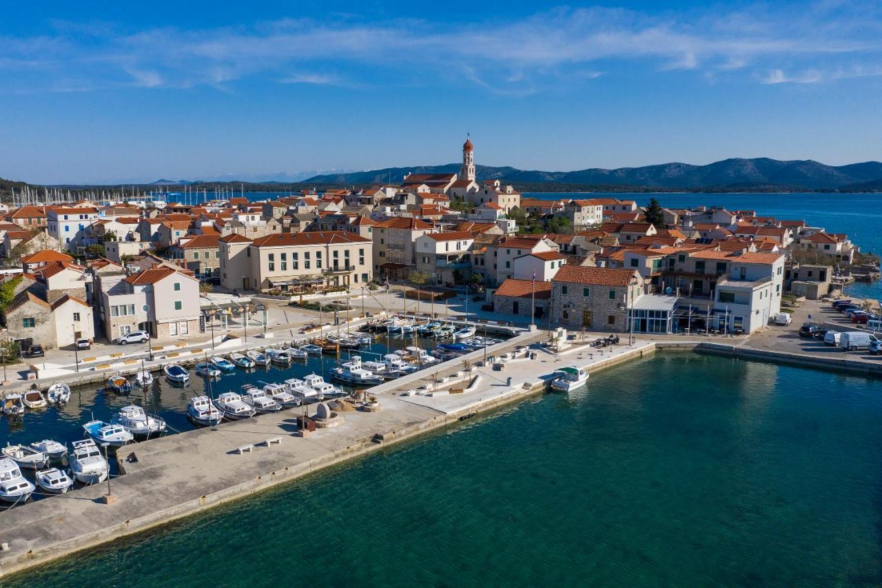 Apartmani Dvor Betina Betina  Esterno foto